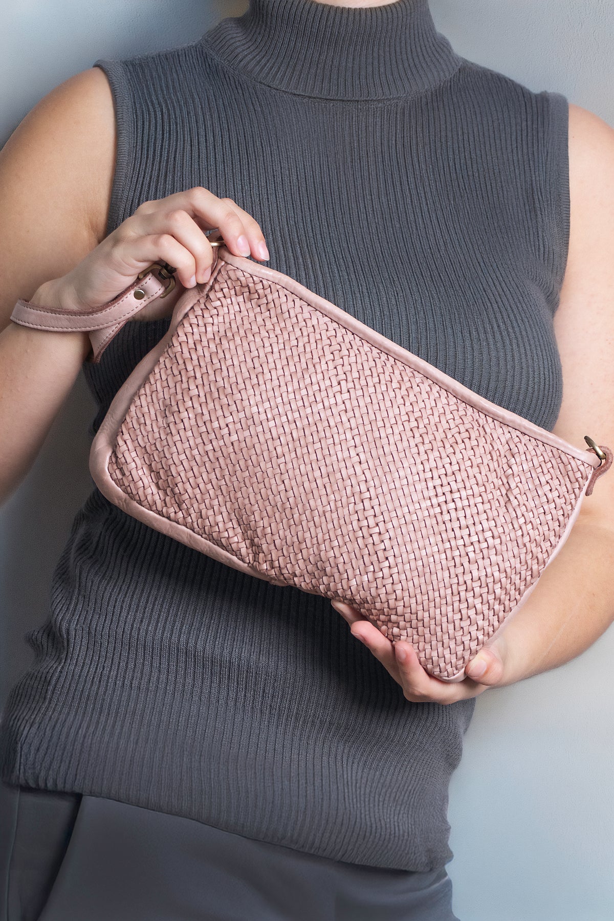 Laura Woven Crossbody in Dusty Pink