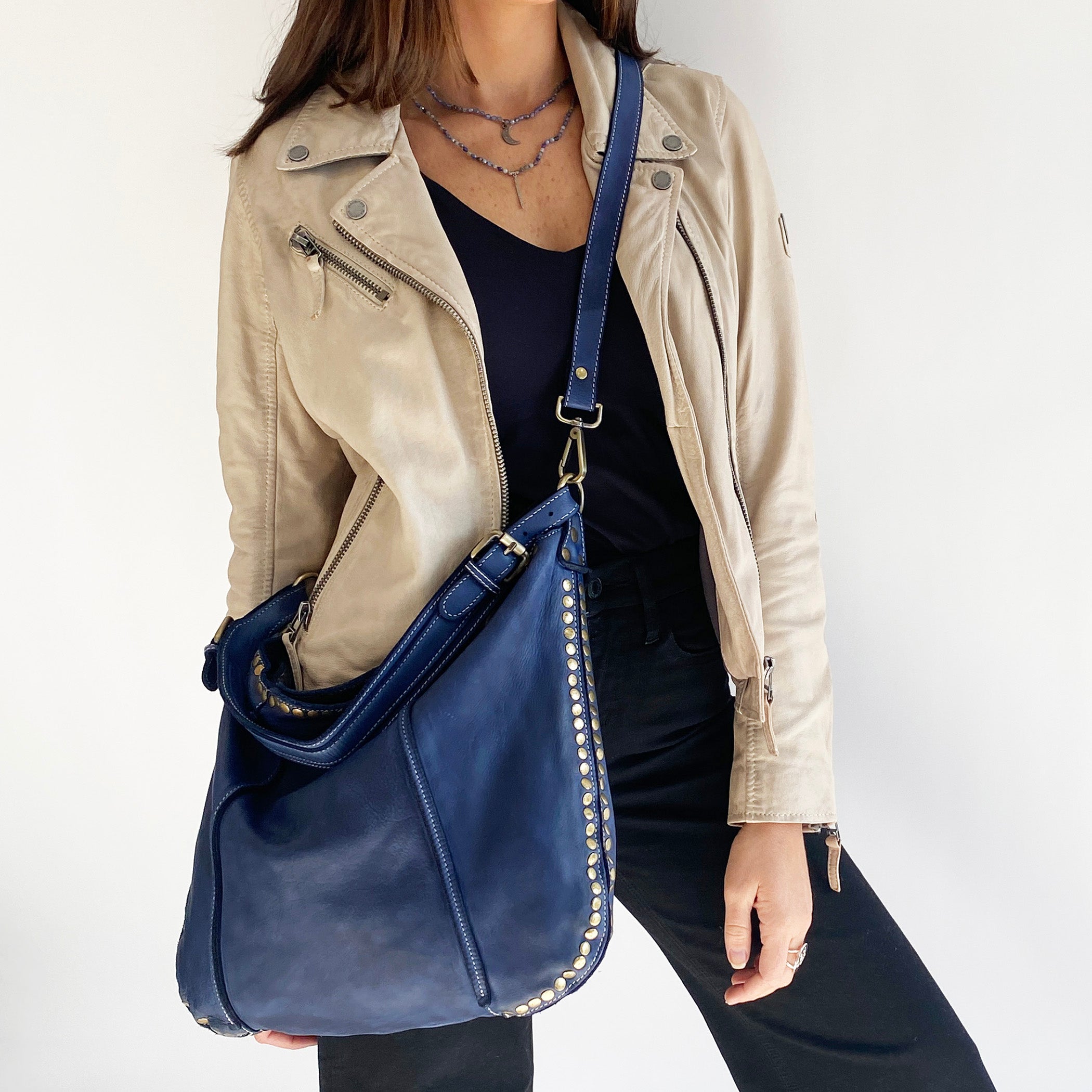 Anna Hobo in Navy
