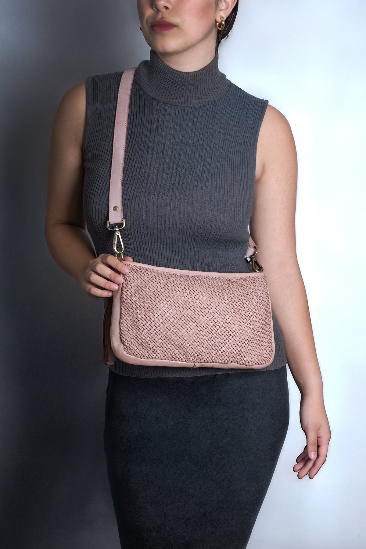 Laura Woven Crossbody in Dusty Pink